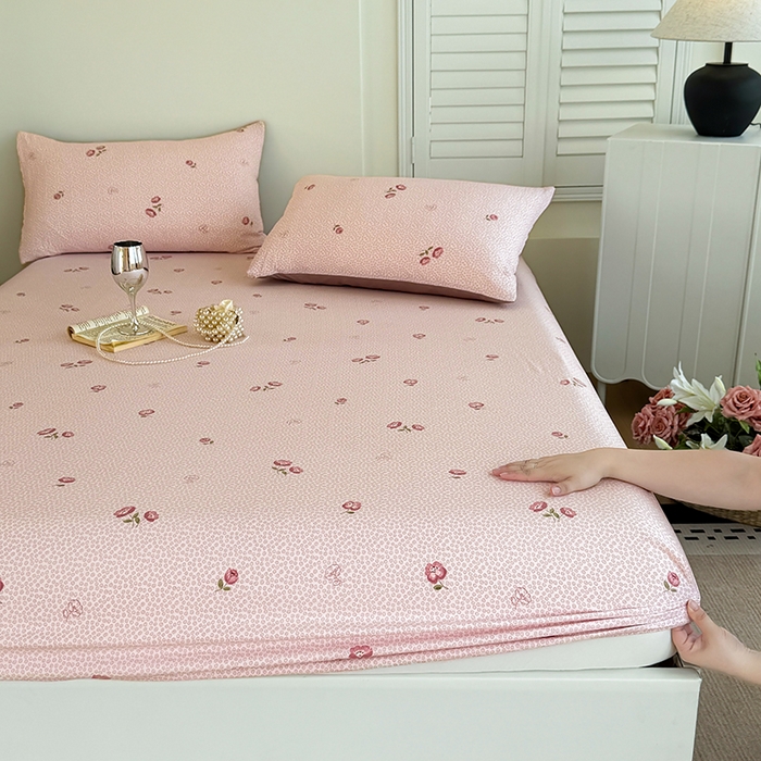 91家纺网 家纺一手货源 找家纺 卢赛尔 2025新款水洗珍珠棉皱皱纱印花床笠 相思粉