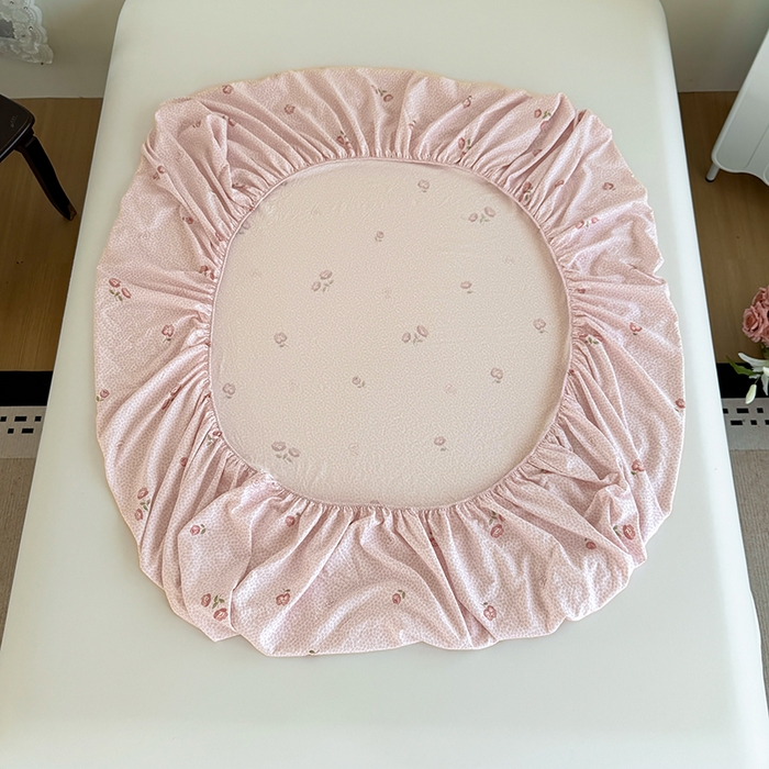 91家纺网 家纺一手货源 找家纺 卢赛尔 2025新款水洗珍珠棉皱皱纱印花床笠 相思粉