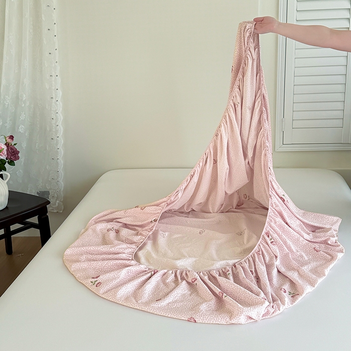 91家纺网 家纺一手货源 找家纺 卢赛尔 2025新款水洗珍珠棉皱皱纱印花床笠 相思粉