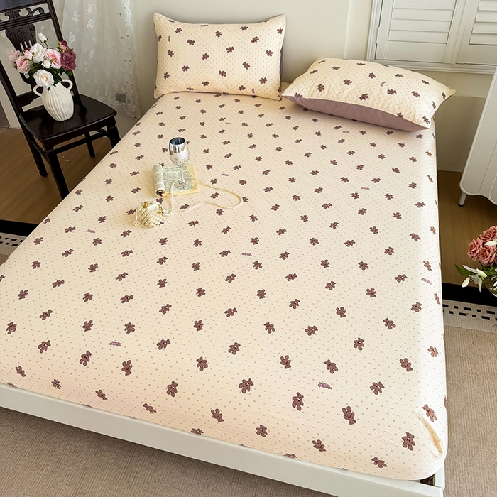 91家纺网 家纺一手货源 找家纺 卢赛尔 2025新款水洗珍珠棉皱皱纱印花床笠 小棕熊