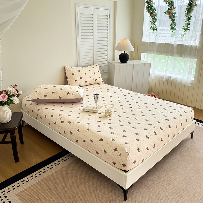 91家纺网 家纺一手货源 找家纺 卢赛尔 2025新款水洗珍珠棉皱皱纱印花床笠 小棕熊