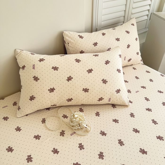 91家纺网 家纺一手货源 找家纺 卢赛尔 2025新款水洗珍珠棉皱皱纱印花床笠 小棕熊