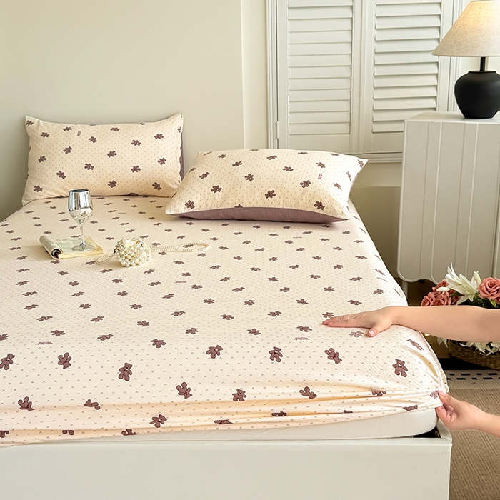 91家纺网 家纺一手货源 找家纺 卢赛尔 2025新款水洗珍珠棉皱皱纱印花床笠 小棕熊