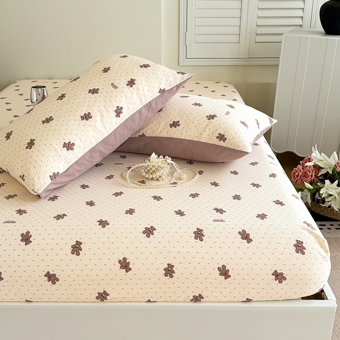 91家纺网 家纺一手货源 找家纺 卢赛尔 2025新款水洗珍珠棉皱皱纱印花床笠 小棕熊