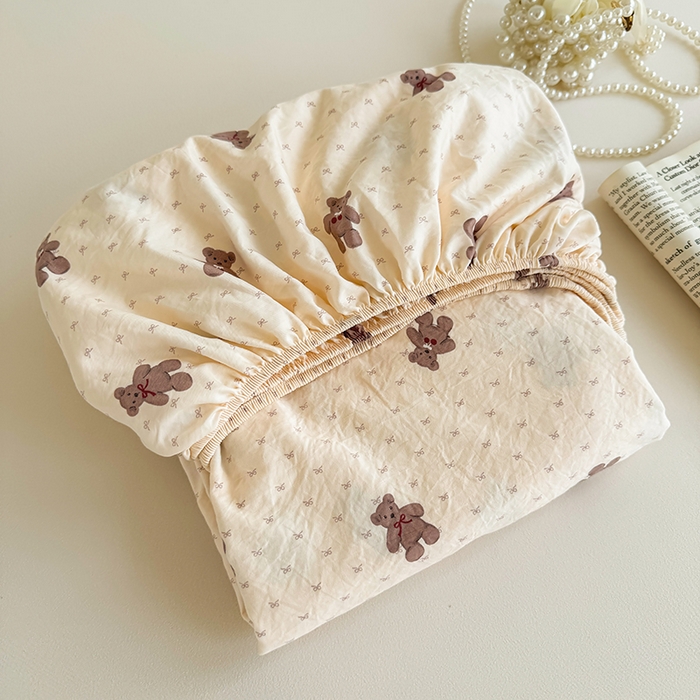 91家纺网 家纺一手货源 找家纺 卢赛尔 2025新款水洗珍珠棉皱皱纱印花床笠 小棕熊