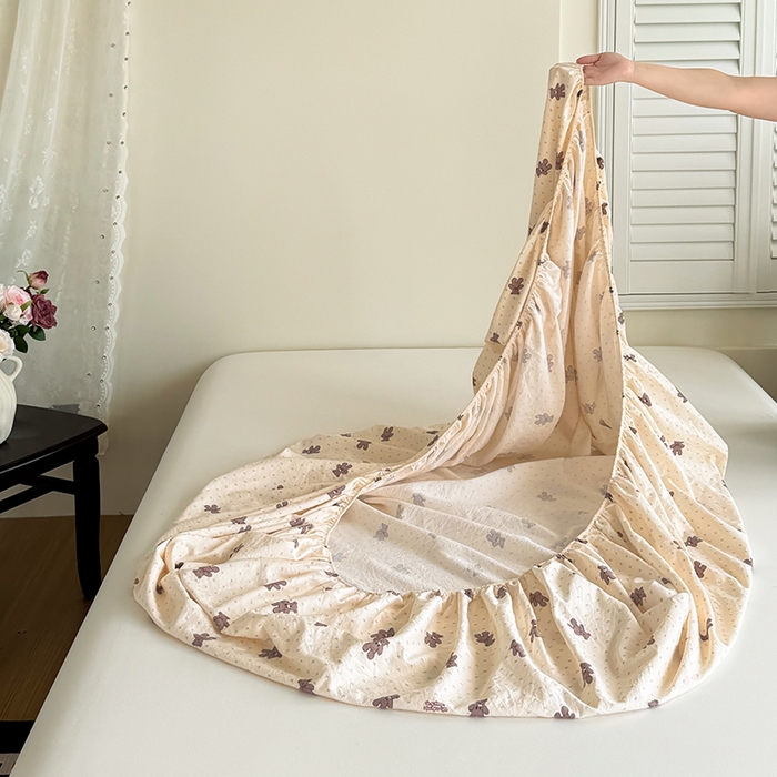 91家纺网 家纺一手货源 找家纺 卢赛尔 2025新款水洗珍珠棉皱皱纱印花床笠 小棕熊