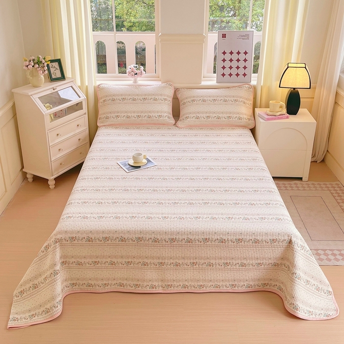 91家纺网 家纺一手货源 找家纺 金丝兔 2025新款小清新斜纹纯棉床盖 全棉夹棉床盖 床盖三件套 榻榻米抗盖绗缝加厚床单 安娜之境