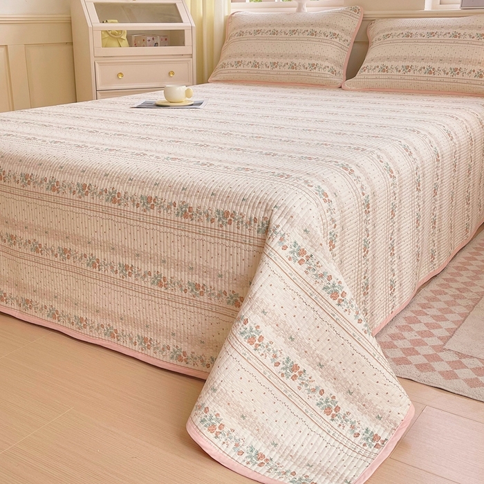 91家纺网 家纺一手货源 找家纺 金丝兔 2025新款小清新斜纹纯棉床盖 全棉夹棉床盖 床盖三件套 榻榻米抗盖绗缝加厚床单 安娜之境