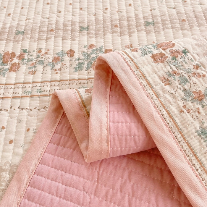 91家纺网 家纺一手货源 找家纺 金丝兔 2025新款小清新斜纹纯棉床盖 全棉夹棉床盖 床盖三件套 榻榻米抗盖绗缝加厚床单 安娜之境