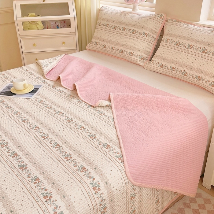 91家纺网 家纺一手货源 找家纺 金丝兔 2025新款小清新斜纹纯棉床盖 全棉夹棉床盖 床盖三件套 榻榻米抗盖绗缝加厚床单 安娜之境