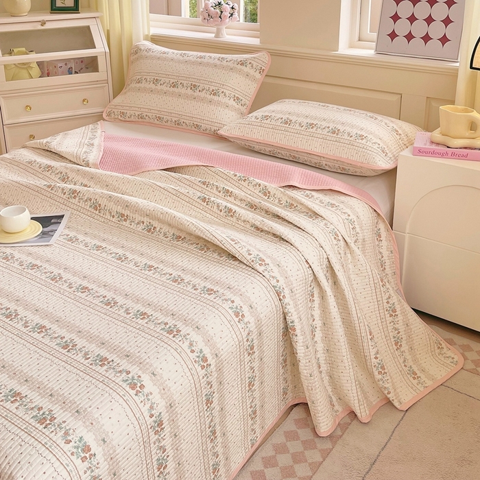 91家纺网 家纺一手货源 找家纺 金丝兔 2025新款小清新斜纹纯棉床盖 全棉夹棉床盖 床盖三件套 榻榻米抗盖绗缝加厚床单 安娜之境