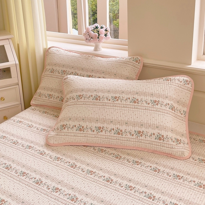 91家纺网 家纺一手货源 找家纺 金丝兔 2025新款小清新斜纹纯棉床盖 全棉夹棉床盖 床盖三件套 榻榻米抗盖绗缝加厚床单 安娜之境