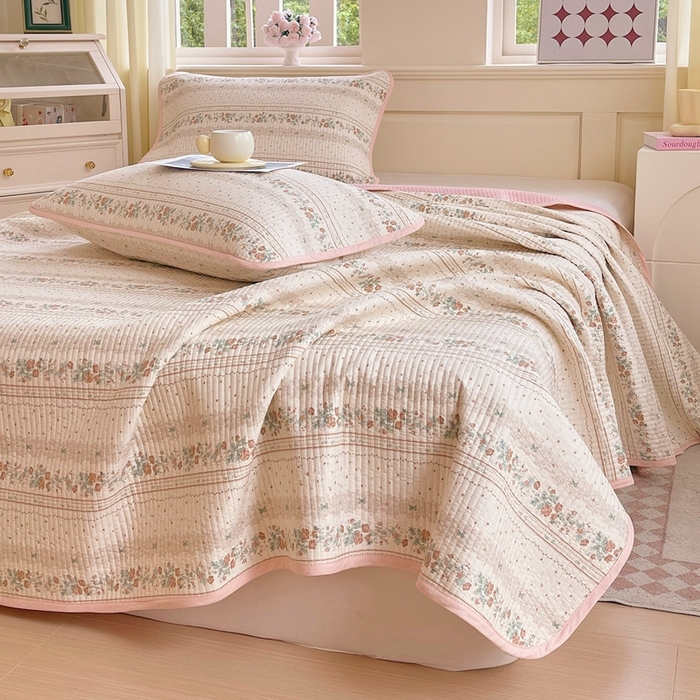 91家纺网 家纺一手货源 找家纺 金丝兔 2025新款小清新斜纹纯棉床盖 全棉夹棉床盖 床盖三件套 榻榻米抗盖绗缝加厚床单 安娜之境