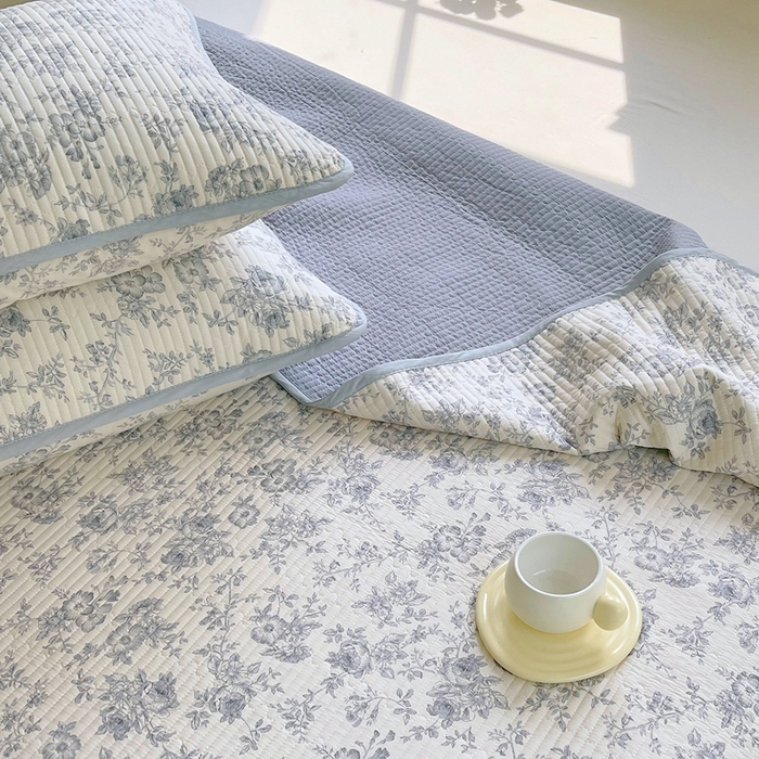 91家纺网 家纺一手货源 找家纺 金丝兔 2025新款小清新斜纹纯棉床盖 全棉夹棉床盖 床盖三件套 榻榻米抗盖绗缝加厚床单 白山茶