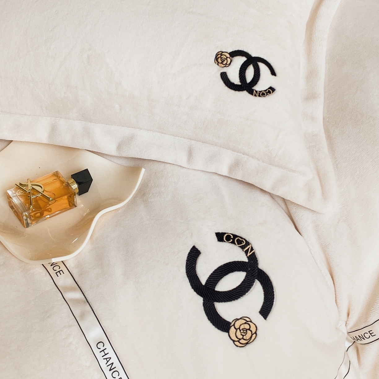 91家纺网 家纺一手货源 找家纺 （总）庭笙 新款牛奶绒小香风立体织带蝴蝶结四件套-COCO