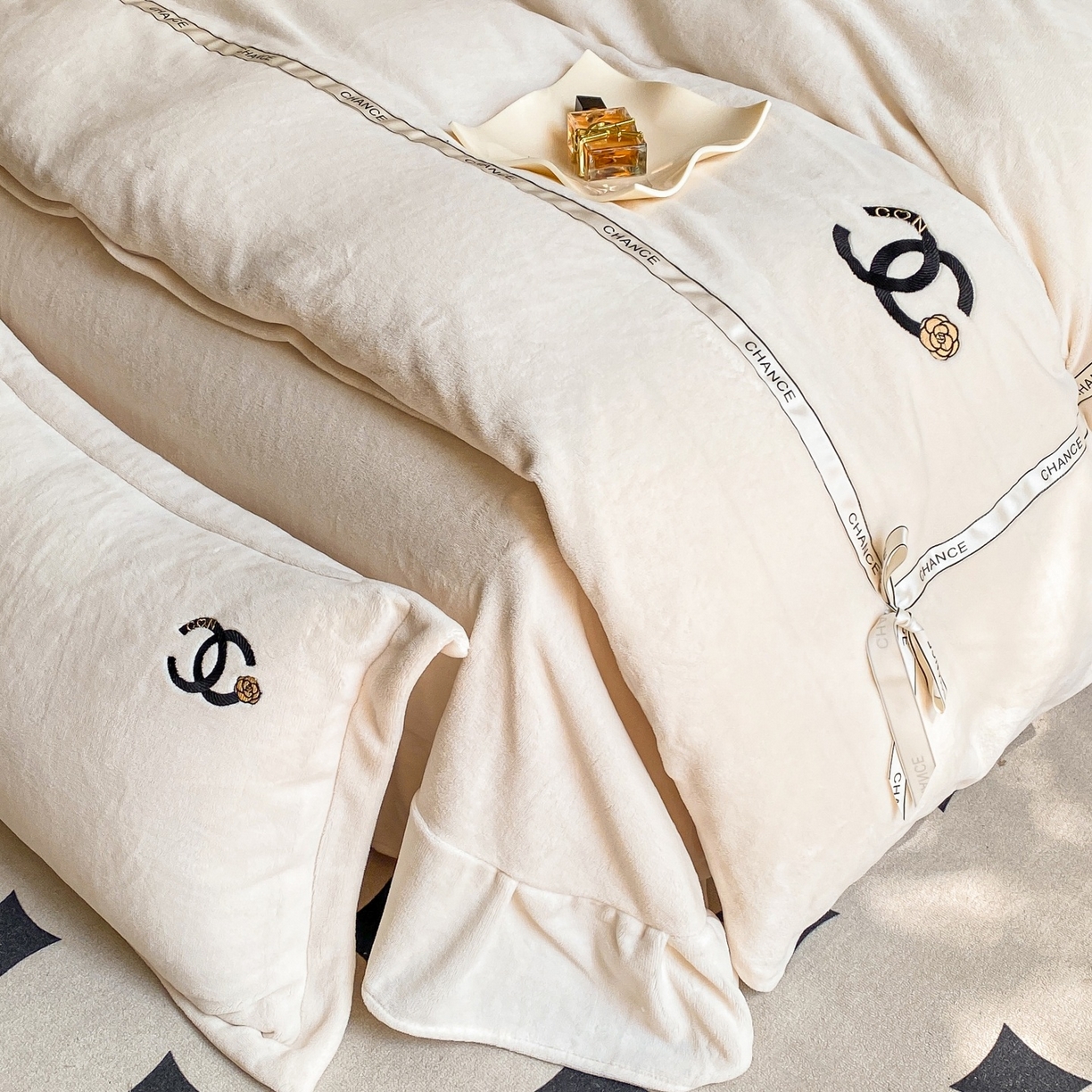 91家纺网 家纺一手货源 找家纺 （总）庭笙 新款牛奶绒小香风立体织带蝴蝶结四件套-COCO