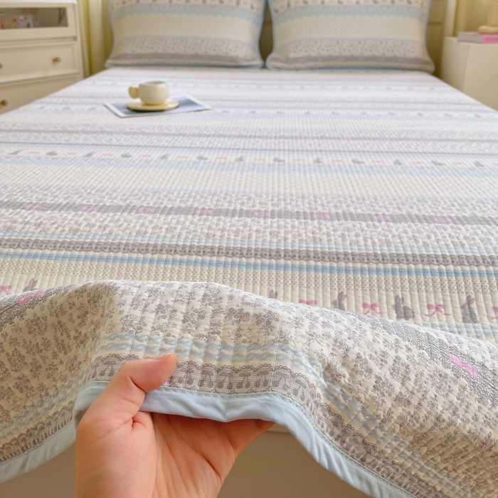 91家纺网 家纺一手货源 找家纺 金丝兔 2025新款小清新斜纹纯棉床盖 全棉夹棉床盖 床盖三件套 榻榻米抗盖绗缝加厚床单 海盐兔