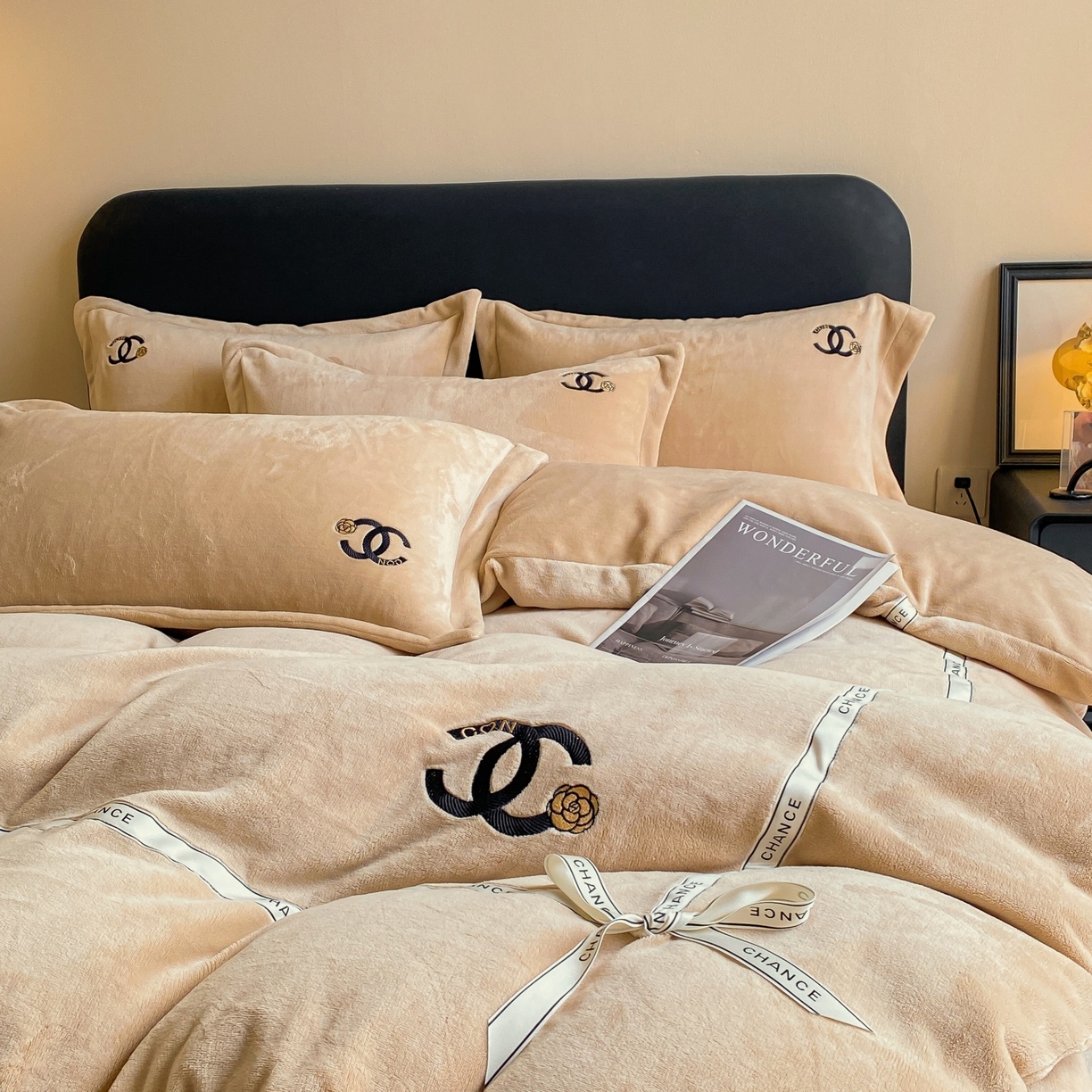 91家纺网 家纺一手货源 找家纺 庭笙 新款牛奶绒小香风立体织带蝴蝶结四件套-COCO COCO-奶茶