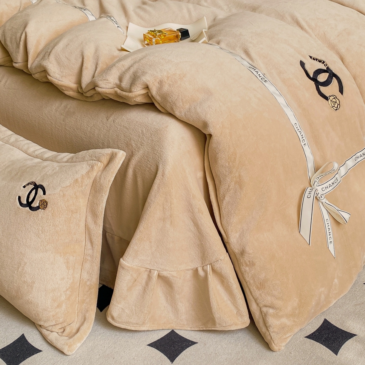 91家纺网 家纺一手货源 找家纺 庭笙 新款牛奶绒小香风立体织带蝴蝶结四件套-COCO COCO-奶茶