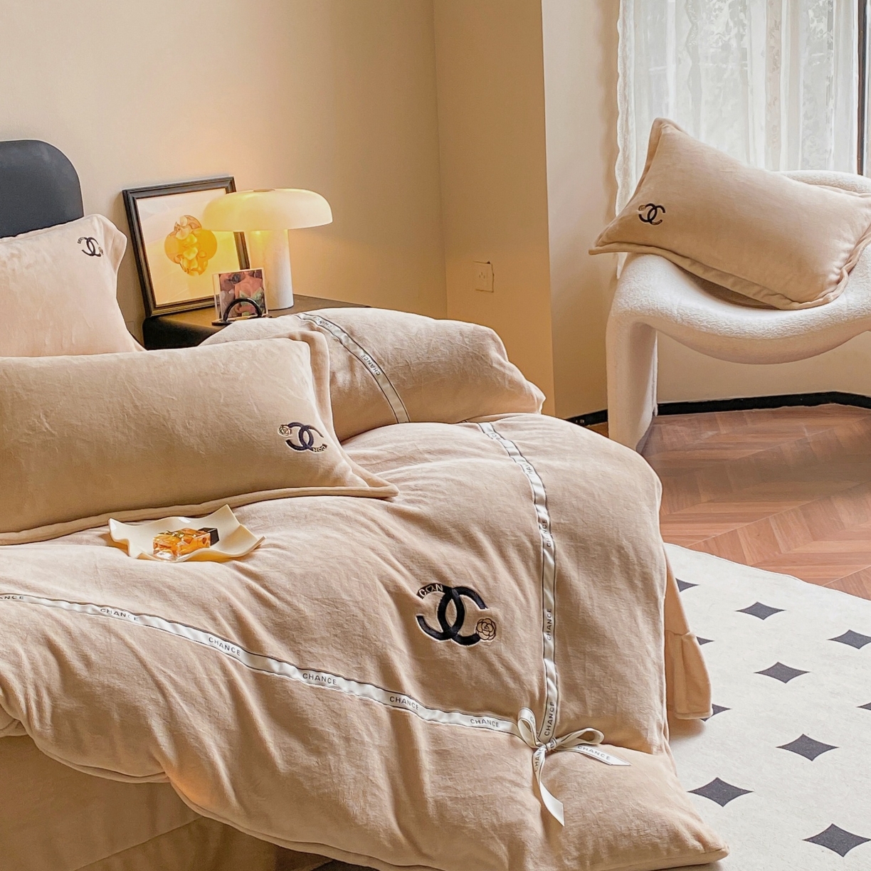 91家纺网 家纺一手货源 找家纺 庭笙 新款牛奶绒小香风立体织带蝴蝶结四件套-COCO COCO-奶茶