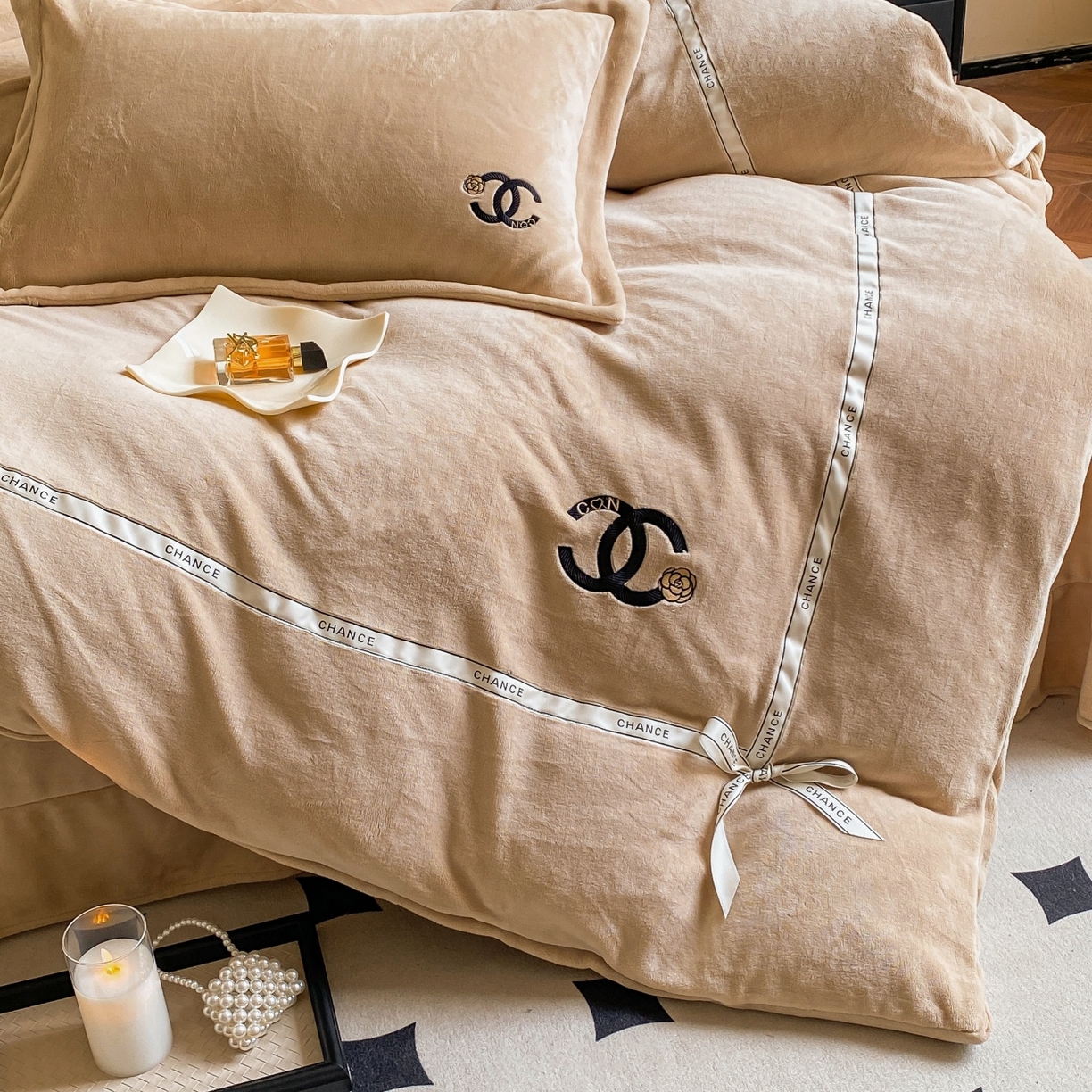 91家纺网 家纺一手货源 找家纺 庭笙 新款牛奶绒小香风立体织带蝴蝶结四件套-COCO COCO-奶茶