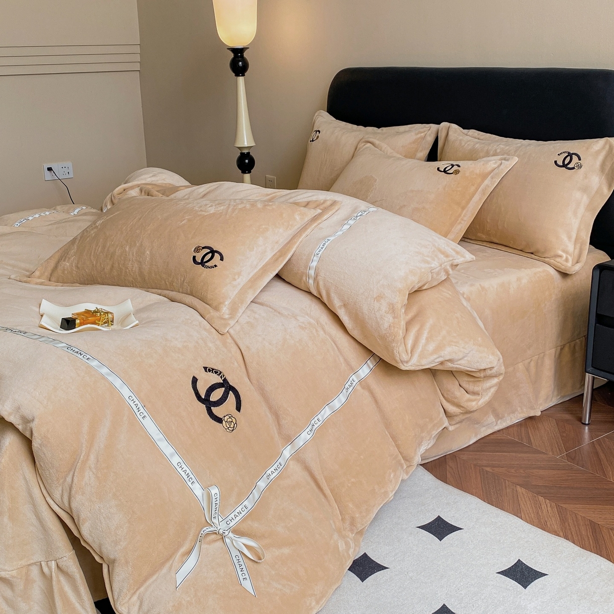 91家纺网 家纺一手货源 找家纺 庭笙 新款牛奶绒小香风立体织带蝴蝶结四件套-COCO COCO-奶茶