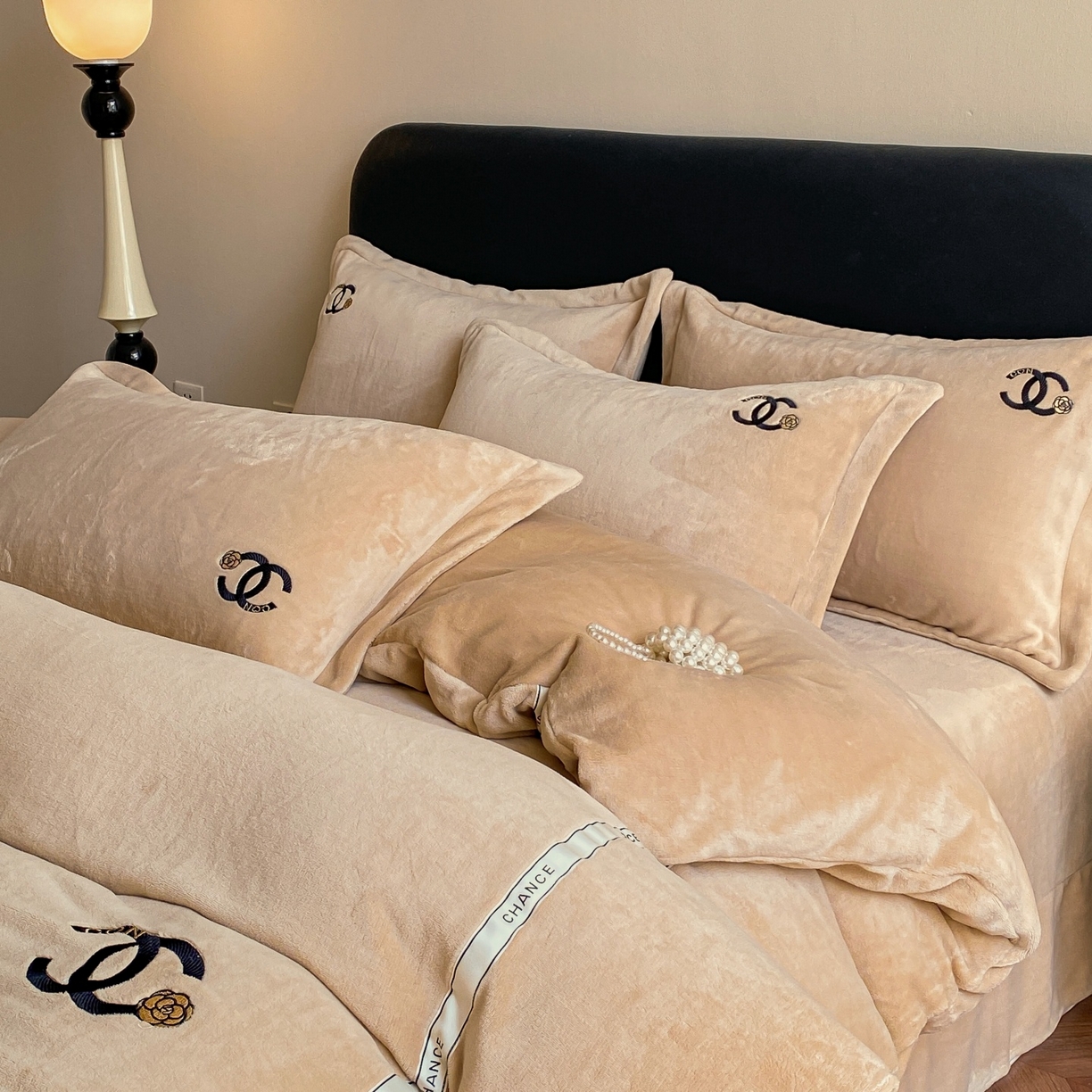 91家纺网 家纺一手货源 找家纺 庭笙 新款牛奶绒小香风立体织带蝴蝶结四件套-COCO COCO-奶茶