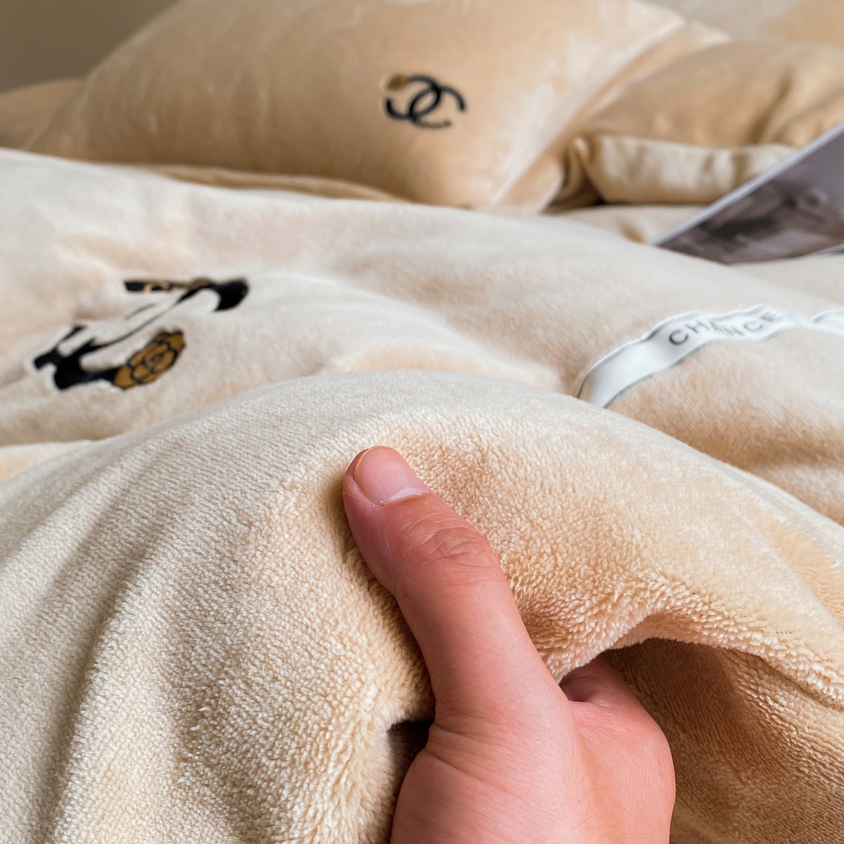 91家纺网 家纺一手货源 找家纺 庭笙 新款牛奶绒小香风立体织带蝴蝶结四件套-COCO COCO-奶茶