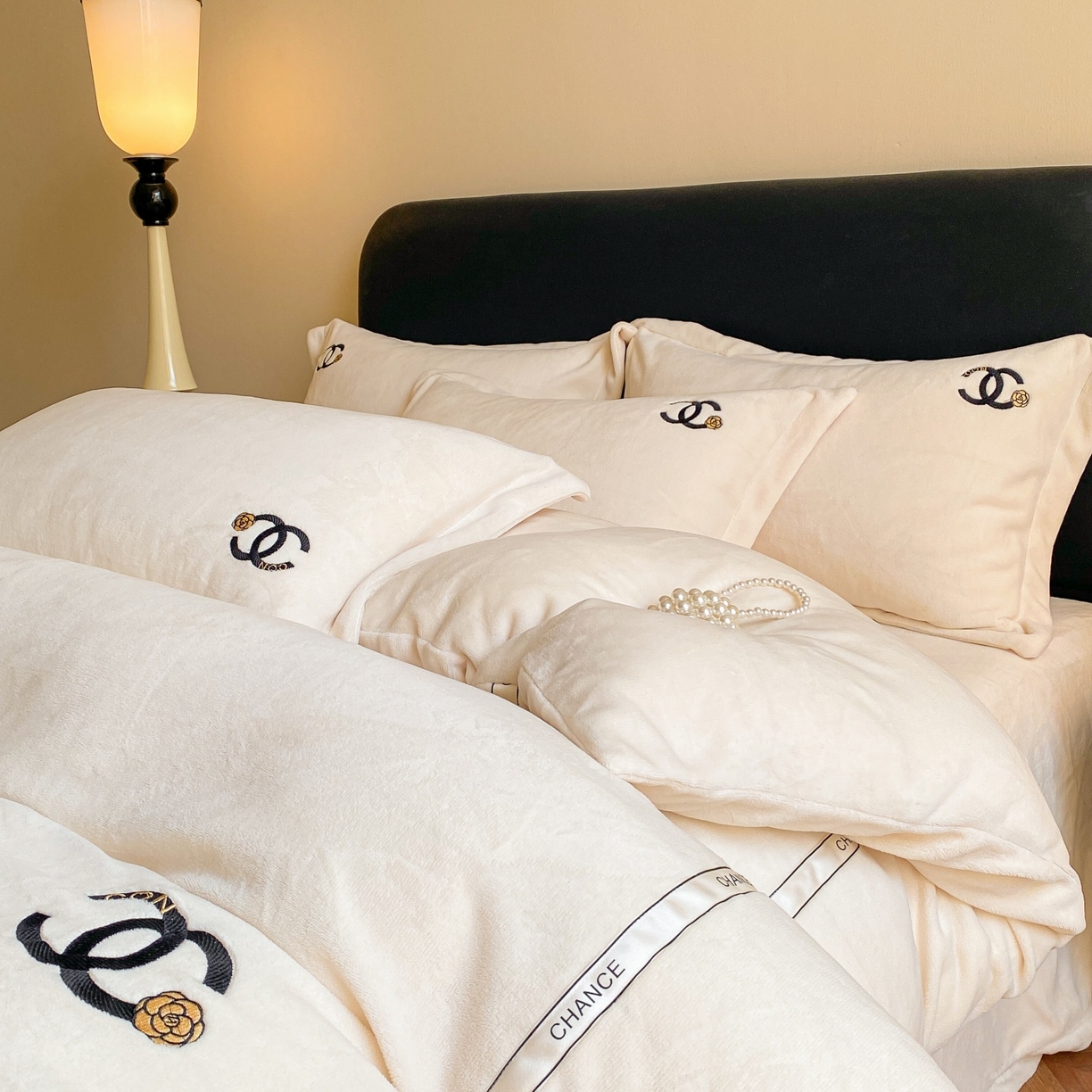 91家纺网 家纺一手货源 找家纺 庭笙 新款牛奶绒小香风立体织带蝴蝶结四件套-COCO COCO-米白