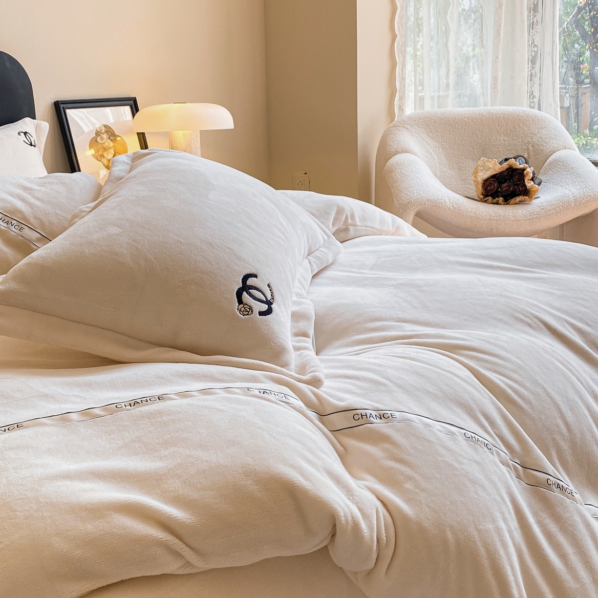 91家纺网 家纺一手货源 找家纺 庭笙 新款牛奶绒小香风立体织带蝴蝶结四件套-COCO COCO-米白