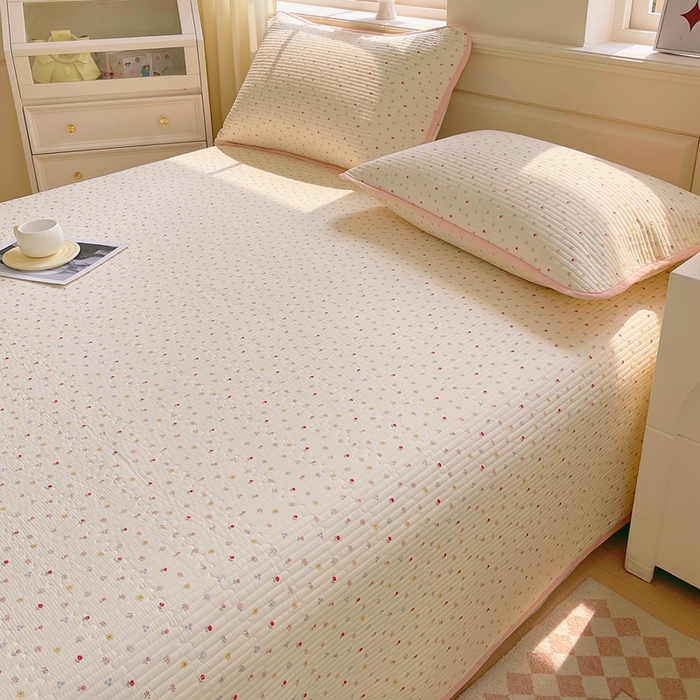 91家纺网 家纺一手货源 找家纺 金丝兔 2025新款小清新斜纹纯棉床盖 全棉夹棉床盖 床盖三件套 榻榻米抗盖绗缝加厚床单 泡芙小花