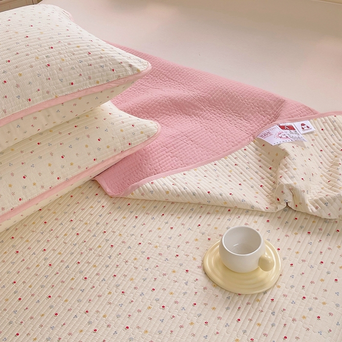 91家纺网 家纺一手货源 找家纺 金丝兔 2025新款小清新斜纹纯棉床盖 全棉夹棉床盖 床盖三件套 榻榻米抗盖绗缝加厚床单 泡芙小花