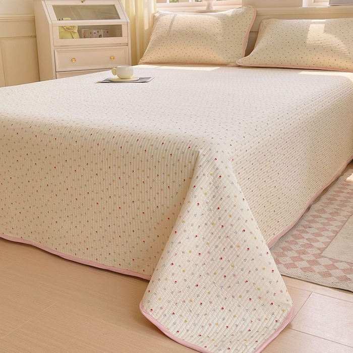 91家纺网 家纺一手货源 找家纺 金丝兔 2025新款小清新斜纹纯棉床盖 全棉夹棉床盖 床盖三件套 榻榻米抗盖绗缝加厚床单 泡芙小花