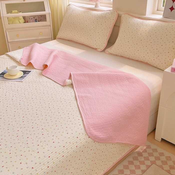 91家纺网 家纺一手货源 找家纺 金丝兔 2025新款小清新斜纹纯棉床盖 全棉夹棉床盖 床盖三件套 榻榻米抗盖绗缝加厚床单 泡芙小花