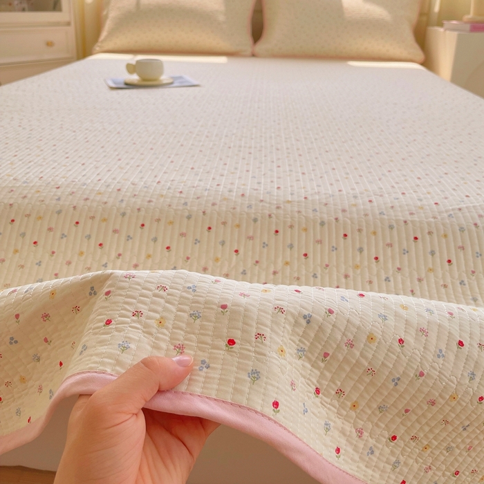 91家纺网 家纺一手货源 找家纺 金丝兔 2025新款小清新斜纹纯棉床盖 全棉夹棉床盖 床盖三件套 榻榻米抗盖绗缝加厚床单 泡芙小花