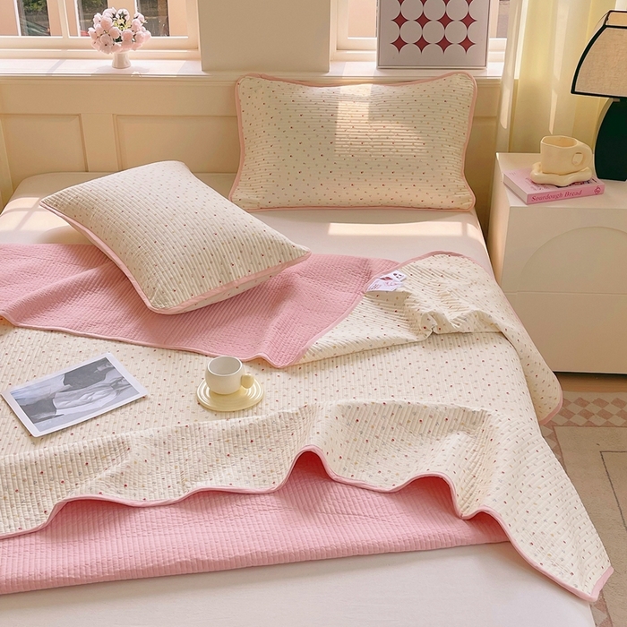 91家纺网 家纺一手货源 找家纺 金丝兔 2025新款小清新斜纹纯棉床盖 全棉夹棉床盖 床盖三件套 榻榻米抗盖绗缝加厚床单 泡芙小花