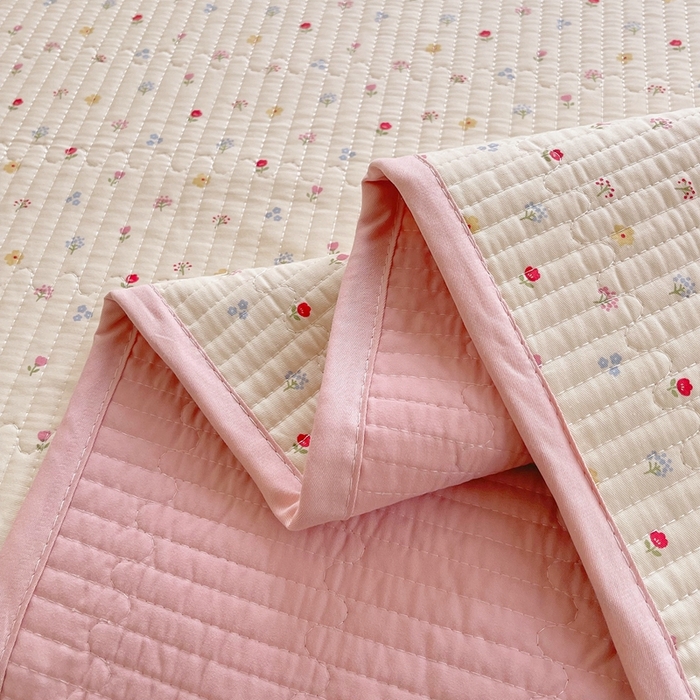 91家纺网 家纺一手货源 找家纺 金丝兔 2025新款小清新斜纹纯棉床盖 全棉夹棉床盖 床盖三件套 榻榻米抗盖绗缝加厚床单 泡芙小花