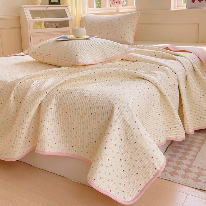 91家纺网 家纺一手货源 找家纺 金丝兔 2025新款小清新斜纹纯棉床盖 全棉夹棉床盖 床盖三件套 榻榻米抗盖绗缝加厚床单 泡芙小花