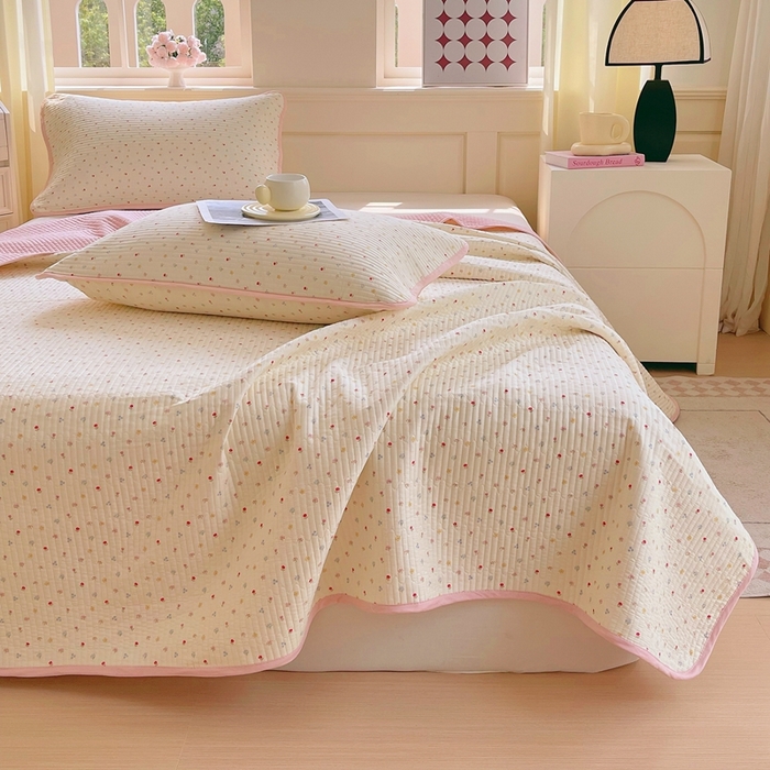 91家纺网 家纺一手货源 找家纺 金丝兔 2025新款小清新斜纹纯棉床盖 全棉夹棉床盖 床盖三件套 榻榻米抗盖绗缝加厚床单 泡芙小花