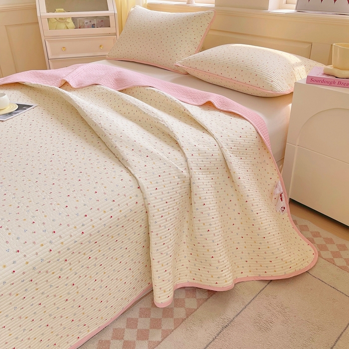 91家纺网 家纺一手货源 找家纺 金丝兔 2025新款小清新斜纹纯棉床盖 全棉夹棉床盖 床盖三件套 榻榻米抗盖绗缝加厚床单 泡芙小花