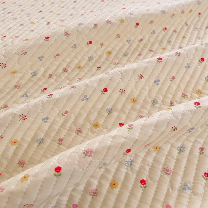 91家纺网 家纺一手货源 找家纺 金丝兔 2025新款小清新斜纹纯棉床盖 全棉夹棉床盖 床盖三件套 榻榻米抗盖绗缝加厚床单 泡芙小花