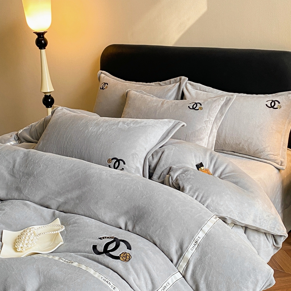 91家纺网 家纺一手货源 找家纺 庭笙 新款牛奶绒小香风立体织带蝴蝶结四件套-COCO COCO-浅灰