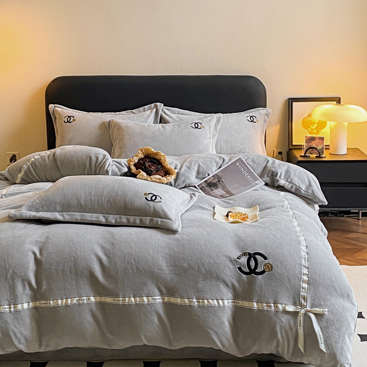 91家纺网 家纺一手货源 找家纺 庭笙 新款牛奶绒小香风立体织带蝴蝶结四件套-COCO COCO-浅灰