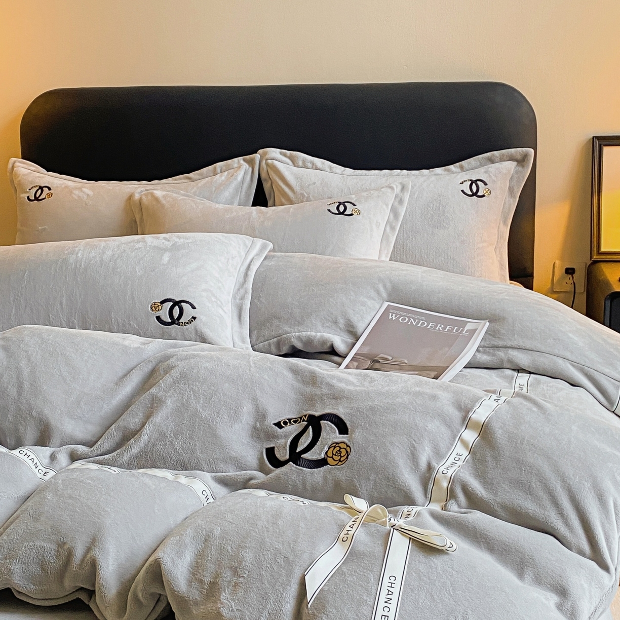 91家纺网 家纺一手货源 找家纺 庭笙 新款牛奶绒小香风立体织带蝴蝶结四件套-COCO COCO-浅灰