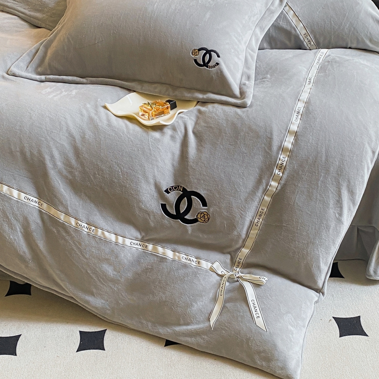 91家纺网 家纺一手货源 找家纺 庭笙 新款牛奶绒小香风立体织带蝴蝶结四件套-COCO COCO-浅灰