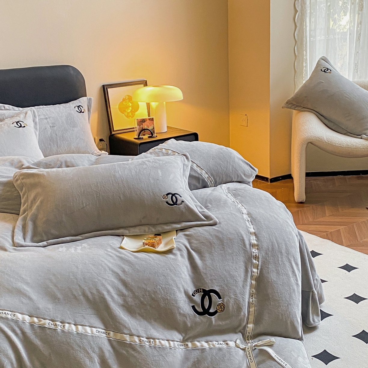 91家纺网 家纺一手货源 找家纺 庭笙 新款牛奶绒小香风立体织带蝴蝶结四件套-COCO COCO-浅灰