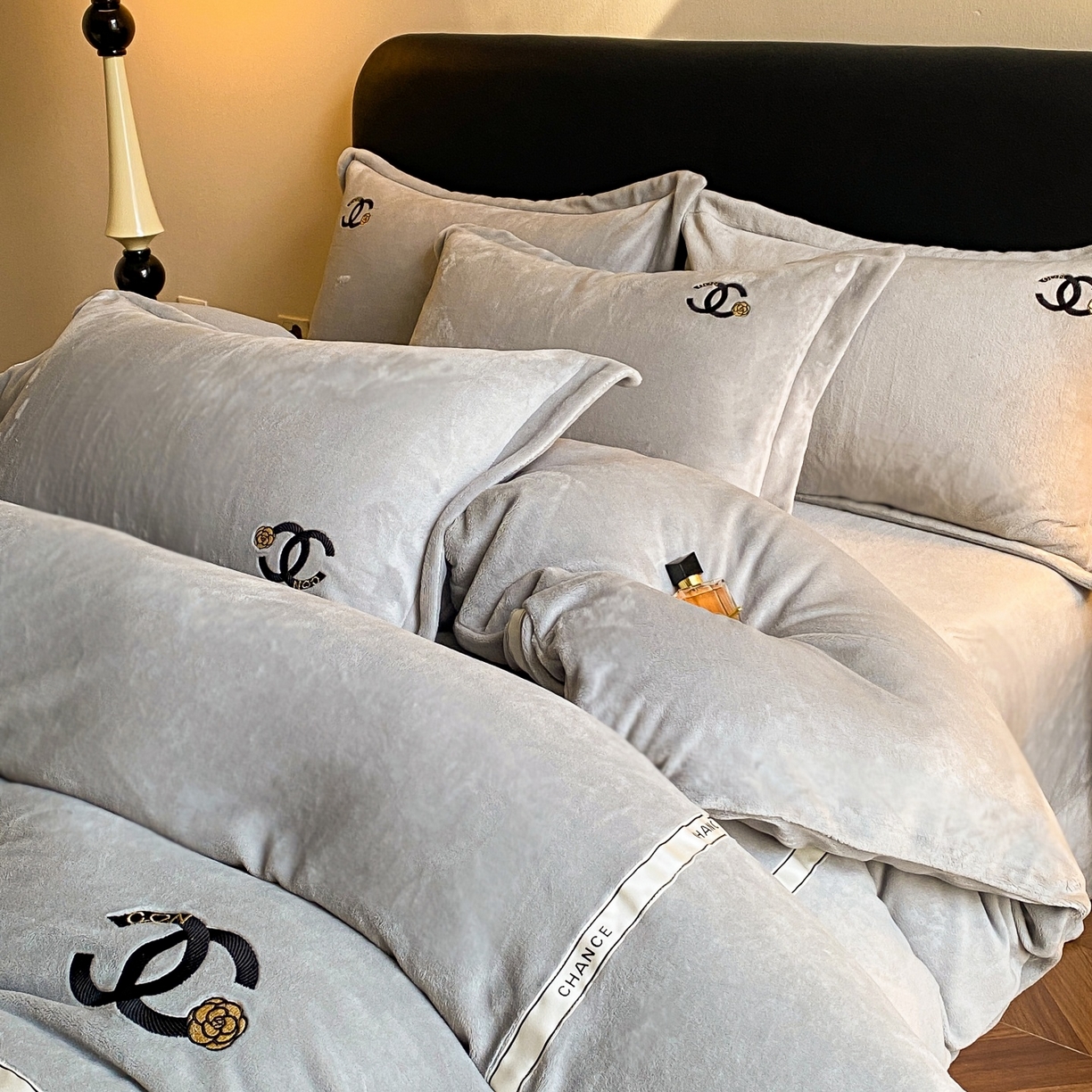 91家纺网 家纺一手货源 找家纺 庭笙 新款牛奶绒小香风立体织带蝴蝶结四件套-COCO COCO-浅灰