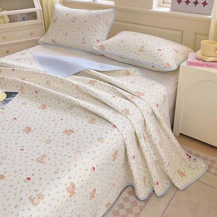 91家纺网 家纺一手货源 找家纺 金丝兔 2025新款小清新斜纹纯棉床盖 全棉夹棉床盖 床盖三件套 榻榻米抗盖绗缝加厚床单 樱花狗