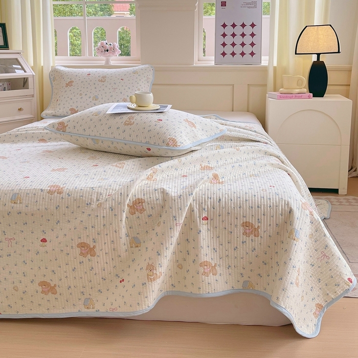 91家纺网 家纺一手货源 找家纺 金丝兔 2025新款小清新斜纹纯棉床盖 全棉夹棉床盖 床盖三件套 榻榻米抗盖绗缝加厚床单 樱花狗