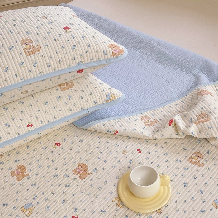 91家纺网 家纺一手货源 找家纺 金丝兔 2025新款小清新斜纹纯棉床盖 全棉夹棉床盖 床盖三件套 榻榻米抗盖绗缝加厚床单 樱花狗